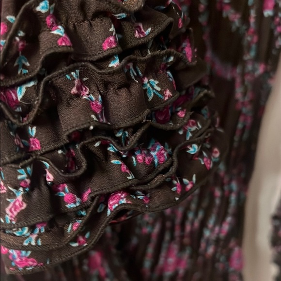 Signature by Larry Levine Ruched Bell Sleeve Black and Red Blouse - Picture 5 of 10